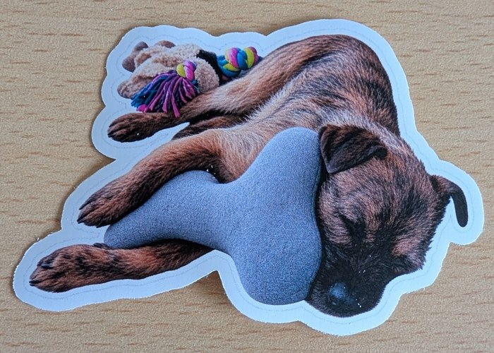 Sticker von Hund Perle als Beispiel für ein individuelles Design bei HeKi Merch